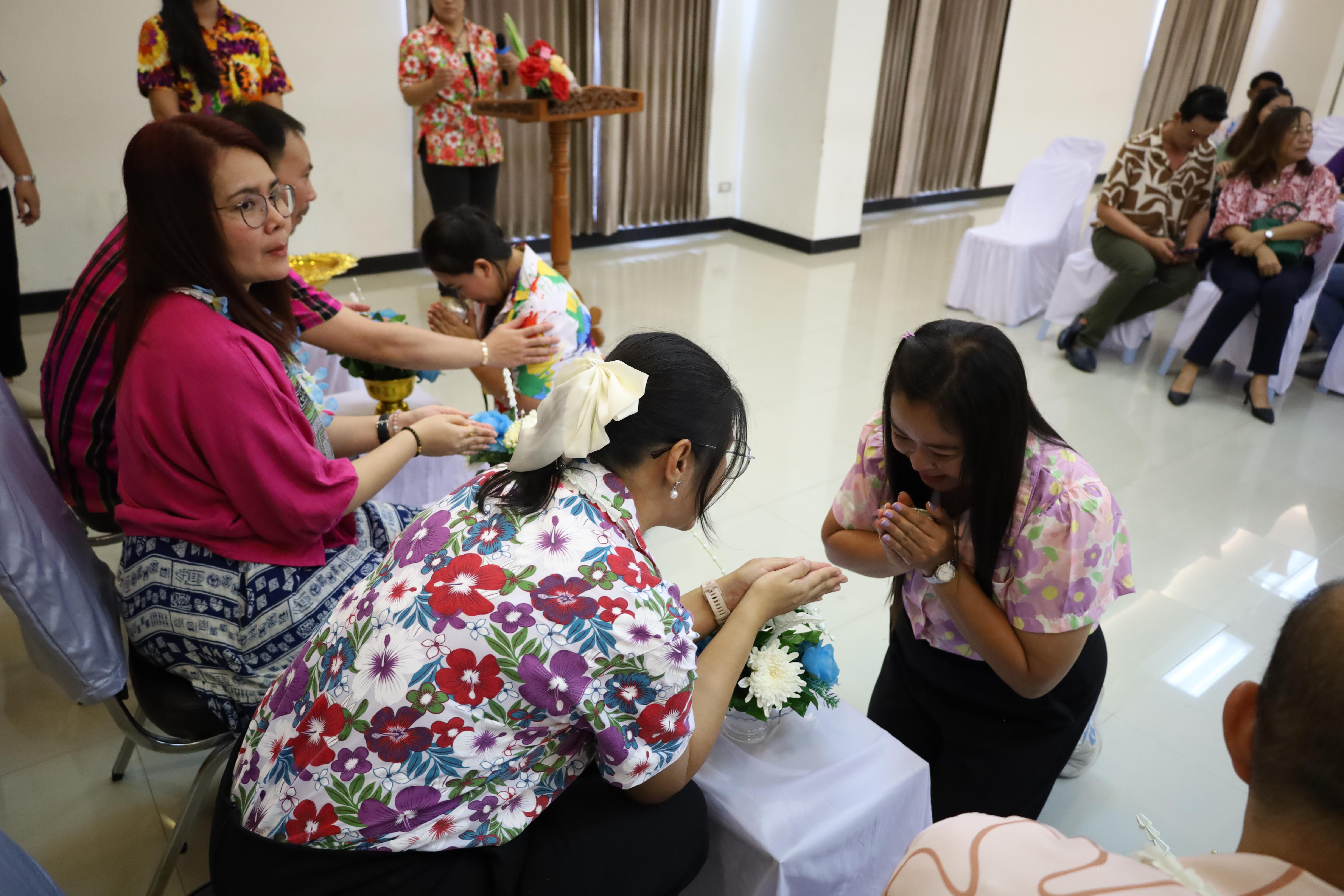 148. วันที่ 26 เมษายน 2568 สาขาการบริหารการศึกษา ได้จัดกิจกรรมรดน้ำดำหัวคณาจารย์ระดับบัณฑิตศึกษา ประจำสาขาการบริหารการศึกษา ณ ห้องประชุมครุร่มสัก 1 ชั้น 3 อาคารคณะครุศาสตร์